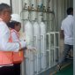Bupati Sikka Fransiskus Roberto Diego melihat dari dekat mesin generator oksigen bantuan Kadin Indonesia, Rabu (18/1)