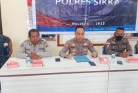 Wakapolres Sikka Kompol Ruliyanto Junaedi Putera Pahroen memberikan keterangan pers terkait raibnya 16 unit motor bodong, Jumat (20/1)