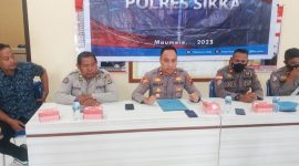 Wakapolres Sikka Kompol Ruliyanto Junaedi Putera Pahroen memberikan keterangan pers terkait raibnya 16 unit motor bodong, Jumat (20/1)