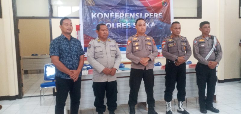 Wakapolres Sikka Kompol Ruliyanto Junaedi Putera Pahroen usai memberikan keterangan pers terkait raibnya 16 unit motor bodong, Jumat (20/1)
