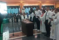 Ketua KPU Sikka Yohanes Krisostomus Feri mengambil sumpah dan melantik 582 Panitia Pemungutan Suara di Hotel Sylvia Maumere, Selasa (24/1)