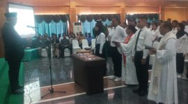 Ketua KPU Sikka Yohanes Krisostomus Feri mengambil sumpah dan melantik 582 Panitia Pemungutan Suara di Hotel Sylvia Maumere, Selasa (24/1)