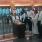 Ketua KPU Sikka Yohanes Krisostomus Feri mengambil sumpah dan melantik 582 Panitia Pemungutan Suara di Hotel Sylvia Maumere, Selasa (24/1)