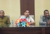 Kejari Sikka Fatoni Hatam (tengah) bersama Ketua DPRD Sikka Donatus David dan Wakil Ketua DPRD Sikka Gorgonius Nago Bapa, Jumat (27/1)