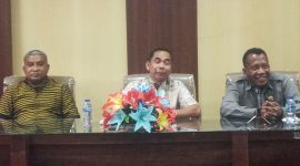 Kejari Sikka Fatoni Hatam (tengah) bersama Ketua DPRD Sikka Donatus David dan Wakil Ketua DPRD Sikka Gorgonius Nago Bapa, Jumat (27/1)