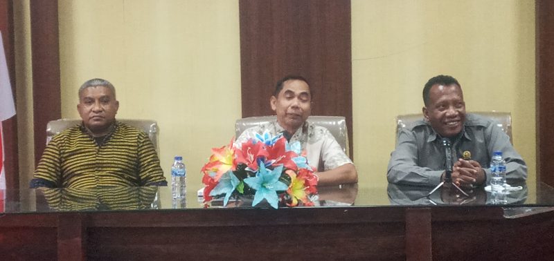 Kejari Sikka Fatoni Hatam (tengah) bersama Ketua DPRD Sikka Donatus David dan Wakil Ketua DPRD Sikka Gorgonius Nago Bapa, Jumat (27/1)