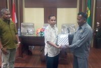Ketua DPRD Sikka Donatus David menyerahkan dokumen hasil kerja Pansus Perumda Wair Puan kepada Kajari Sikka Fatoni Hatam, Jumat (27/1) 