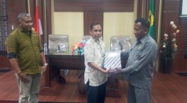 Ketua DPRD Sikka Donatus David menyerahkan dokumen hasil kerja Pansus Perumda Wair Puan kepada Kajari Sikka Fatoni Hatam, Jumat (27/1) 