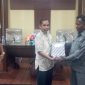 Ketua DPRD Sikka Donatus David menyerahkan dokumen hasil kerja Pansus Perumda Wair Puan kepada Kajari Sikka Fatoni Hatam, Jumat (27/1) 