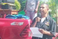 Koordinator Jaringan HAM Sikka Soflan Angi orasi di Kantor Kejaksaan Negeri Sikka terkait kasus dugaan korupsi dana BTT, Senin (30/1)