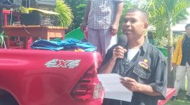 Koordinator Jaringan HAM Sikka Soflan Angi orasi di Kantor Kejaksaan Negeri Sikka terkait kasus dugaan korupsi dana BTT, Senin (30/1)