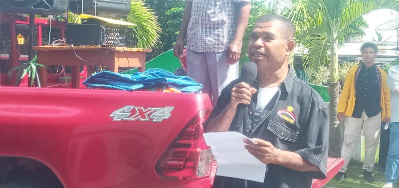 Koordinator Jaringan HAM Sikka Soflan Angi orasi di Kantor Kejaksaan Negeri Sikka terkait kasus dugaan korupsi dana BTT, Senin (30/1)
