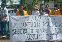 Aksi demontrasi Jaringan HAM Sikka tuntut segera tetapkan tersangka kasus BTT, Senin (30/1)