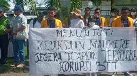 Aksi demontrasi Jaringan HAM Sikka tuntut segera tetapkan tersangka kasus BTT, Senin (30/1)