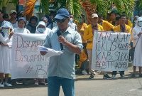 Valens Pogon dari Jaringan HAM sedang orasi di Kantor Kejaksaan Negeri Sikka