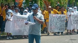 Valens Pogon dari Jaringan HAM sedang orasi di Kantor Kejaksaan Negeri Sikka