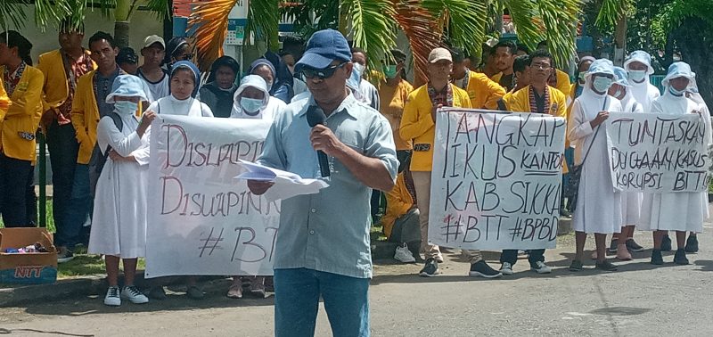 Valens Pogon dari Jaringan HAM sedang orasi di Kantor Kejaksaan Negeri Sikka