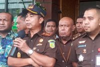 Kasi Pidsus Kejari Sikka Fajrin Irwan Nurmansyah (kanan) mendampingi Kajari Sikka Fatoni Hatam sast dialog bersama massa aksi dari Jaringan HAM Sikka, Senin (30/1)  