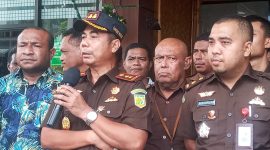 Kasi Pidsus Kejari Sikka Fajrin Irwan Nurmansyah (kanan) mendampingi Kajari Sikka Fatoni Hatam sast dialog bersama massa aksi dari Jaringan HAM Sikka, Senin (30/1)  