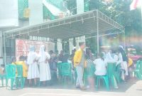 Peserta aksi yang tergabung dalam Jaringan HAM Sikka mendirikan tenda di halaman Kantor Kejaksaan Negeri Sikka, Senin (30/1)