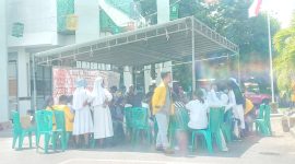 Peserta aksi yang tergabung dalam Jaringan HAM Sikka mendirikan tenda di halaman Kantor Kejaksaan Negeri Sikka, Senin (30/1)