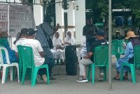 Suasana aksi hari kedua Jariangan HAM Sikka di Kantor Kejaksaan Negeri Sikka, Selasa (31/1)