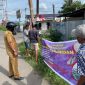 Lurah Nangalimang bersama warga mencopot spanduk provokatur di perempatan Jalan Lingkar Luar, Senin (9/1) (foto: istimewa)