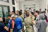 Aktifis GMNI Sikka memaksa masuk ruang rapat Bupati Sikka, Rabu (25/1)