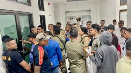 Aktifis GMNI Sikka memaksa masuk ruang rapat Bupati Sikka, Rabu (25/1)