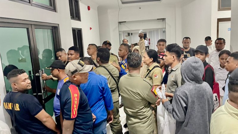 Aktifis GMNI Sikka memaksa masuk ruang rapat Bupati Sikka, Rabu (25/1)