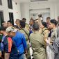 Aktifis GMNI Sikka memaksa masuk ruang rapat Bupati Sikka, Rabu (25/1)