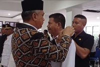 Bupati Sikka Fransiskus Roberto Diogo memasang tanda pangkat pada Camat yang baru saja dilantik, Kamis (26/1)