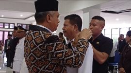 Bupati Sikka Fransiskus Roberto Diogo memasang tanda pangkat pada Camat yang baru saja dilantik, Kamis (26/1)