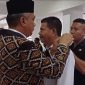 Bupati Sikka Fransiskus Roberto Diogo memasang tanda pangkat pada Camat yang baru saja dilantik, Kamis (26/1)
