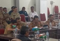 Kepala Dinas PUPR Sikka sedang memberikan penjelasan terkait proyek-proyek yang bersumber dari dana pinjaman daerah dalam RDP bersama DPRD Sikka, Selasa (7/2)