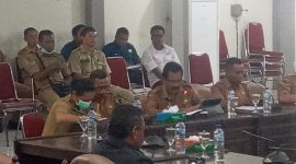 Kepala Dinas PUPR Sikka sedang memberikan penjelasan terkait proyek-proyek yang bersumber dari dana pinjaman daerah dalam RDP bersama DPRD Sikka, Selasa (7/2)