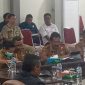 Kepala Dinas PUPR Sikka sedang memberikan penjelasan terkait proyek-proyek yang bersumber dari dana pinjaman daerah dalam RDP bersama DPRD Sikka, Selasa (7/2)