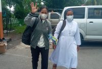Bendahara Pengeluaran Pembantu BTT Maria Reneldis Lebi tiba di Kantor Kejaksaan Negeri Sikka, Rabu (8/2)