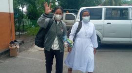 Bendahara Pengeluaran Pembantu BTT Maria Reneldis Lebi tiba di Kantor Kejaksaan Negeri Sikka, Rabu (8/2)