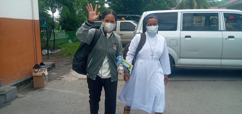 Bendahara Pengeluaran Pembantu BTT Maria Reneldis Lebi tiba di Kantor Kejaksaan Negeri Sikka, Rabu (8/2)