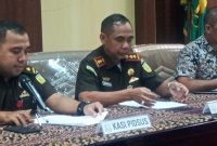 Kajari Sikka Fatoni Hatam (tengah) didampingi Kasi Pidsus Fajrin Irwan Nurmansyah (kiri) dan Kasi Intelijen Ibrahim (kanan)