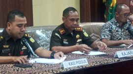 Kajari Sikka Fatoni Hatam (tengah) didampingi Kasi Pidsus Fajrin Irwan Nurmansyah (kiri) dan Kasi Intelijen Ibrahim (kanan)