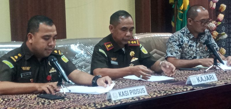 Kajari Sikka Fatoni Hatam (tengah) didampingi Kasi Pidsus Fajrin Irwan Nurmansyah (kiri) dan Kasi Intelijen Ibrahim (kanan)