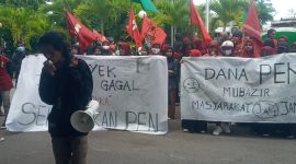 Aksi aktifis Cipayung Plus di Kantor Kejaksaan Negeri Sikka, Kamis (16/2)