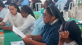 Diskusi kelompok terkait kasus perdagangan orang saat Workshop di Aula Santa Theresia Avila Maumere, Jumat (17/2)