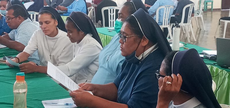 Diskusi kelompok terkait kasus perdagangan orang saat Workshop di Aula Santa Theresia Avila Maumere, Jumat (17/2)