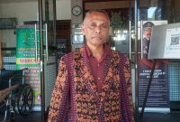 Marianus Petrus Klaver, kakak kandung Emanuel Hitong, tersangka BTT, mendatangi Kantor Kejaksaan Negeri Sikka, Senin (20/2)