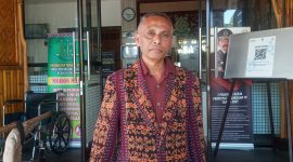 Marianus Petrus Klaver, kakak kandung Emanuel Hitong, tersangka BTT, mendatangi Kantor Kejaksaan Negeri Sikka, Senin (20/2)