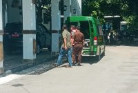 Direktur CV Dewi Sartika Laurensius Gregorius turun dari kendaraan tahanan untuk menjalani pemeriksaan lanjutan di Kantor Kejaksaan Negeri Sikka, Senin (20/2) 