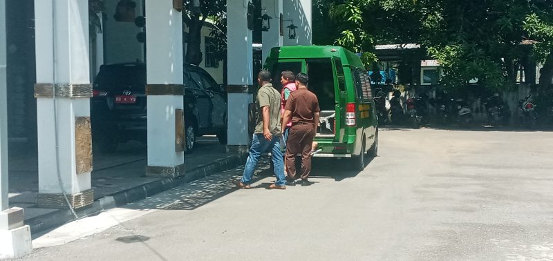 Direktur CV Dewi Sartika Laurensius Gregorius turun dari kendaraan tahanan untuk menjalani pemeriksaan lanjutan di Kantor Kejaksaan Negeri Sikka, Senin (20/2) 